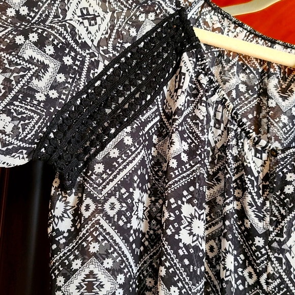 Aztec Blouse - Picture 3 of 4